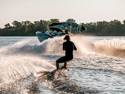 Caja regalo Galicia bajo el agua: 1 curso de surf de 4 horas y práctica de wakeboard de 1 hora para 2 personas