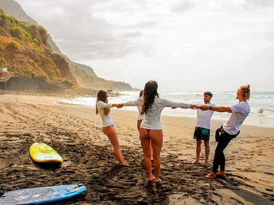 Caja ¡Surfeando en Tenerife!: 1 clase de surf de 2 horas para 2 personas