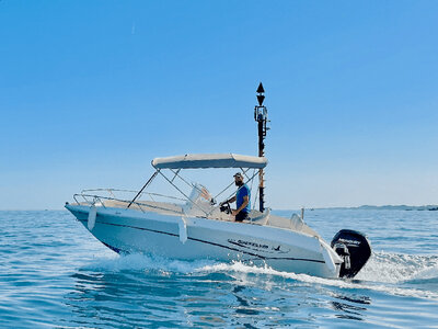 Caja 1 ruta como patrón de barco con cava y aperitivo para 2 personas en Benalmádena
