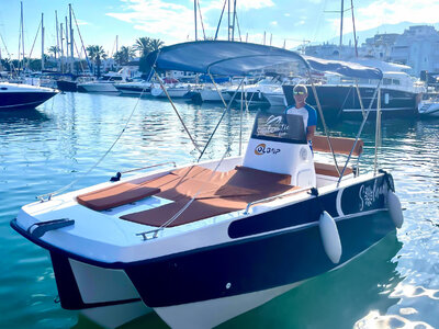 1 ruta como patrón de barco con cava y aperitivo para 2 personas en Benalmádena