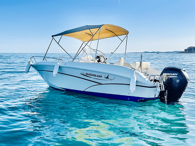 Caja regalo 1 ruta como patrón de barco con cava y aperitivo para 2 personas en Benalmádena
