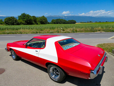 Voyage dans les années 1970 dans une voiture Starsky & Hutch