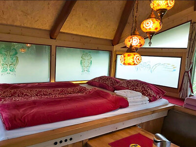 Geschenkbox Romantischer Kurzurlaub mit 2 Übernachtungen im Baumhaus inklusive Sauna