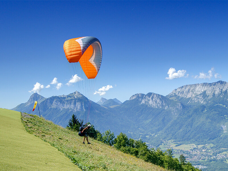 Tra i cieli della Lombardia con un volo in parapendio biposto (15min) per 10 persone