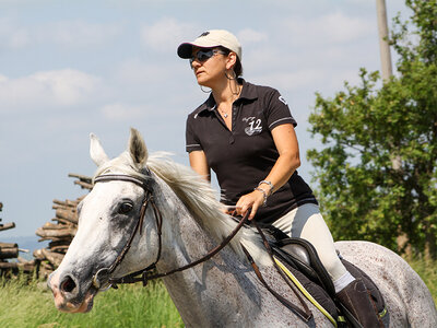 Cofanetto Passeggiata a cavallo di 1h e relax in piscina per 2 vicino ad Alessandria