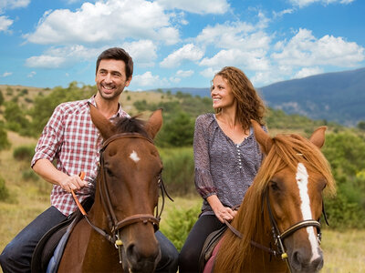 Cofanetto regalo Passeggiata a cavallo di 1h e relax in piscina per 2 vicino ad Alessandria