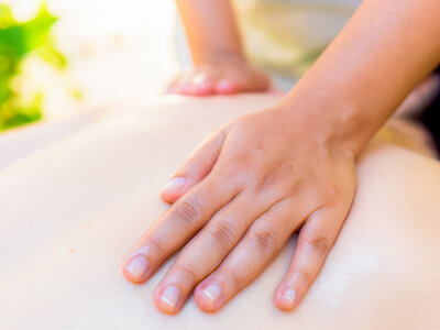 Caja Manos Que Escuchan by NaturÓptima: 1 masaje relajante para futuras mamás de 1h