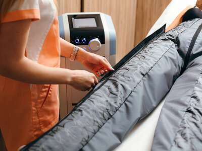 Centro de Estética y Bienestar Rocío Escobar: tratamiento a elegir entre ritual facial de 40 min o 2 sesiones de drenaje linfático de 30 min