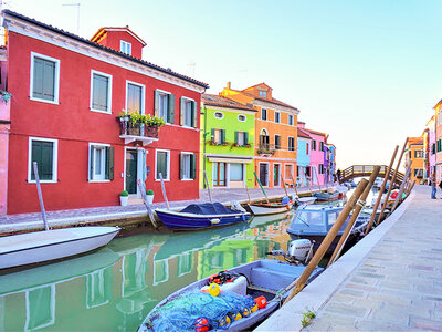 Cofanetto regalo Tour in barca a Murano e Burano con visita a una fornace del vetro per 2 persone