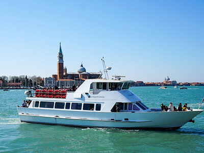 Cofanetto Tour in barca a Murano e Burano con visita a una fornace del vetro per 2 persone