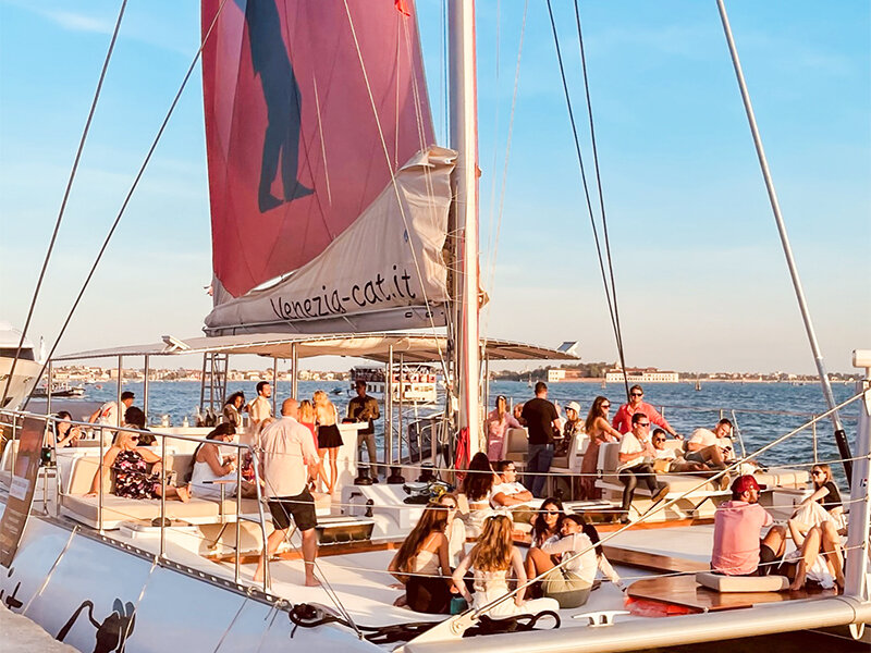 La magia della Laguna: tour di Venezia in catamarano con drink per 3