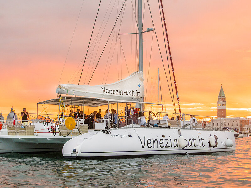 Skyline di Venezia in catamarano: tour, pranzo e drink per 3