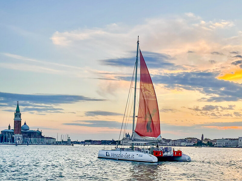 Alla scoperta di Venezia in catamarano: tour con musica e drink per 3