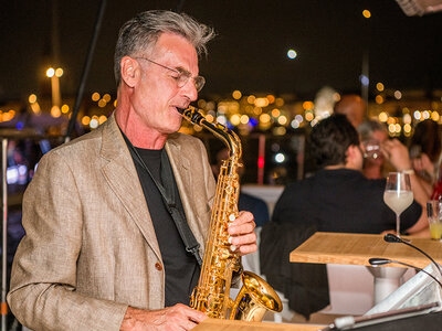 Cofanetto Alla scoperta di Venezia in catamarano: tour con musica e drink per 3