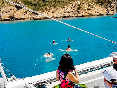 Aventura marina en Valencia: 1 ruta en catamarán con comida para 2 adultos y 2 niños