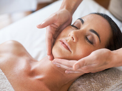 Caja regalo Centro de Estética y Bienestar Rocío Escobar: 1 tratamiento facial de 30 min o 1 sesión de drenaje de piernas de 30 min