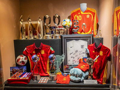 Caja Museo de la Selección Española de Fútbol: 2 entradas y bufandas para 2 personas