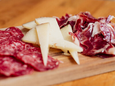 Caja Gourmoment a domicilio: embutido ibérico, queso de oveja y vino tinto