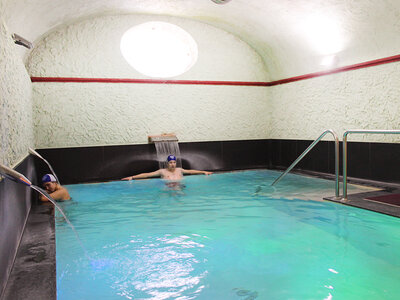 Caja Acceso a cueva de sal, 30 min, y a piscina termal, 20 min, en Balneario Caldes d´Estrac, Barcelona