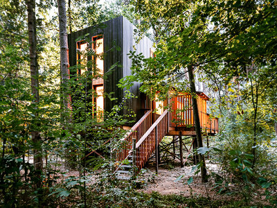 Coffret cadeau 3 jours insolites en cabane dans les arbres avec bain bouillonnant