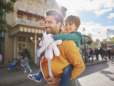 Cofanetto regalo Come d'incanto: biglietto datato 1 giorno Stagione Regolare per 1 Parco Disney® a scelta per 2 adulti e 1 bambino