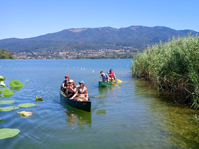 Alla scoperta del Lago di Varese con un tour in canoa canadese per 5 persone