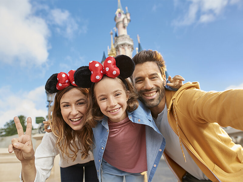 1 biglietto datato Alta Stagione valido per 1 Parco Disney® a scelta per 2 adulti e 1 bambino