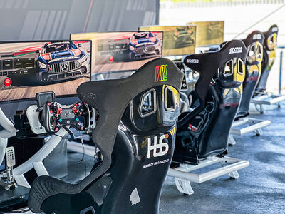 Geschenkbox 90 Minuten im Full-Motion-Rennsimulator für 1 Motorsportfan