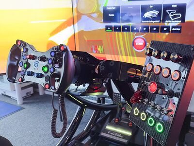 Box 90 Minuten im Full-Motion-Rennsimulator für 1 Motorsportfan