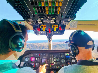 Caja Planazo en Catalunya: visita a bodega y vuelo en helicóptero por Barcelona para 2 personas