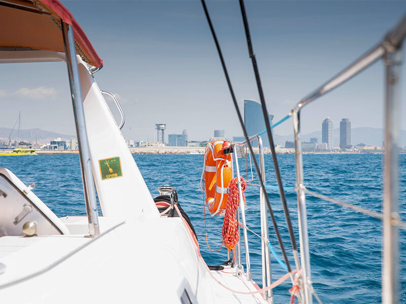 Tour in catamarano con snack per persone Barcellona Smartbox