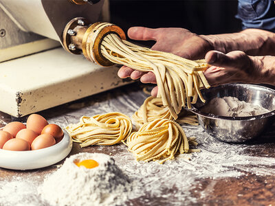 Cofanetto regalo Corso di cucina sulla pasta fatta in casa con pranzo e tour del quartiere San Paolo di Roma per 2