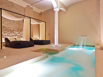 Caja regalo Signature Spa at Yurbban Passage Hotel & Spa: masaje terapéutico de 30 min y acceso a spa