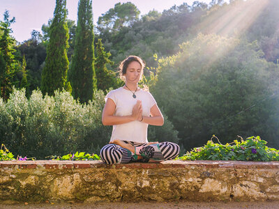 Caja regalo Retiros Detox: 2 clases de yoga y ruta meditativa para 2 personas