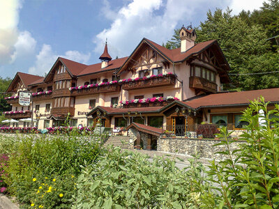 Cofanetto regalo Tra relax e gusto: 1 notte in hotel 4* con accesso alla piscina e degustazione