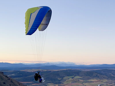 Caja Vuelo en parapente de 15 min en el pueblo de Alarilla para 1 persona