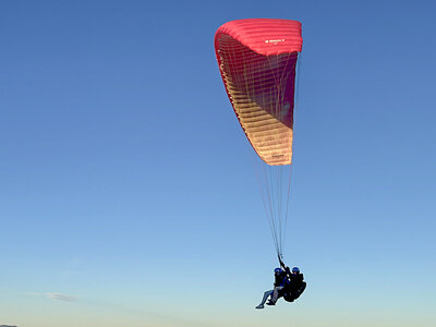 Vuelo en parapente de 15 min en el pueblo de Alarilla para 1 persona