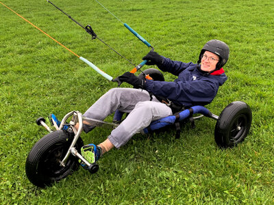 Doos Les kitesurfen of kitebuggy rijden (2u) nabij Namen voor 2