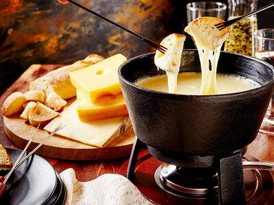 Gourmet-Ausflug in die Höhe mit Fondue und Fahrt mit dem Schneemobil für 4 in Aquila