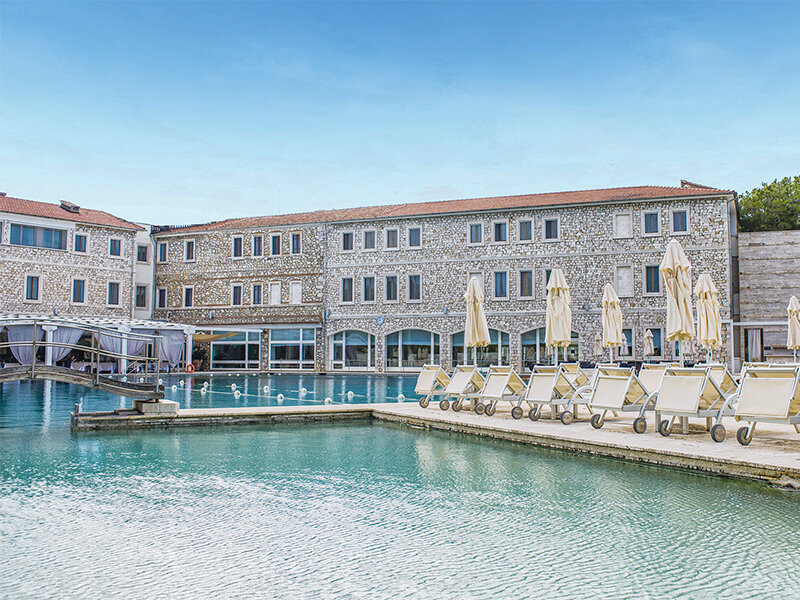 Ingresso giornaliero Club Terme di Saturnia con Sorgente Termale e massaggio relax per 2