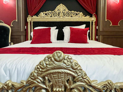 Cadeaubon Unieke overnachting in een themakamer: cabaret, glamour of Victoriaans