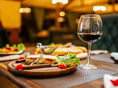 Box Dinner im Dunkelrestaurant mit Comedy-Show für 2 Personen