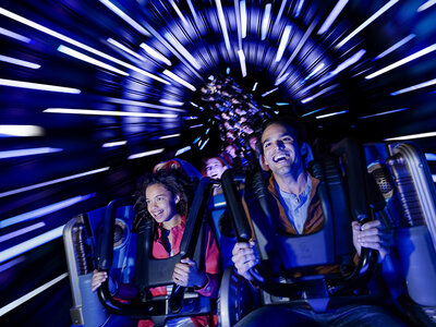 Doos Disneyland® Paris: Peak-tickets voor 2 personen en 1 kind (1 park)