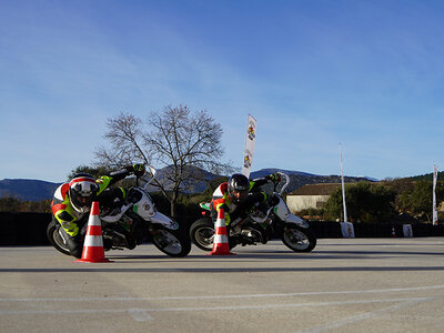 Caja ¡Aprende con la familia Lorenzo!: 1 curso de pilotaje de moto de 3 horas para 1 persona