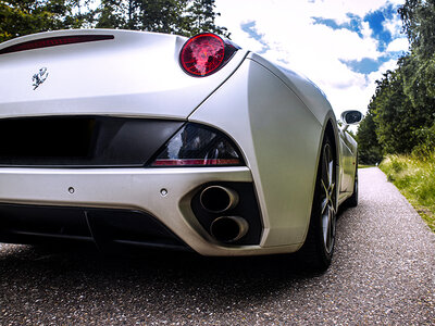 15 minuten cruisen in een Ferrari California voor 1 persoon