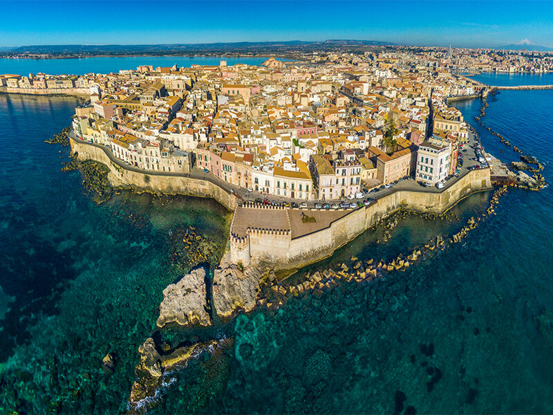 Tour in barca dell’Isola di Ortigia e delle grotte marine con aperitivo per 2