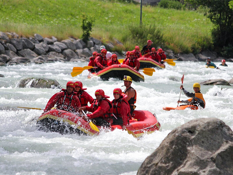 Emozioni in acqua in Trentino: 1 sessione di rafting per 2 persone in Val di Sole