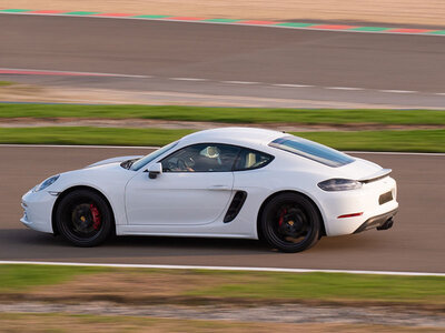 Stage de pilotage : 2 tours sur le circuit de Lohéac en Porsche Cayman S 718