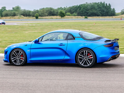 Stage de pilotage : 2 tours sur le circuit de Magny-Cours en Alpine A110 S