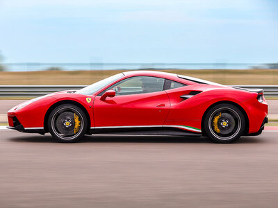 Coffret Stage de pilotage : 2 tours sur le circuit de Magny-Cours en Ferrari 488 GTB